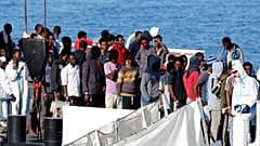 غداء عمل باريسي قد ينهي الأزمة الفرنسية الإيطالية حول اللاجئين