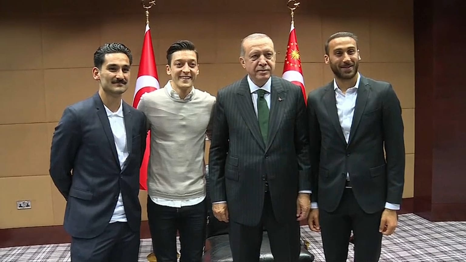 لوف: أوزيل وغوندوغان عانيا نفسيا بسبب صورة إردوغان