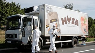 Ítélet a halálkamion-perben: 25 év börtön az  embercsempészeknek