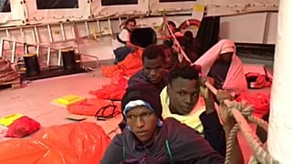 Unterwegs nach Spanien - Flüchtlingsschiff Aquarius in schwerer See