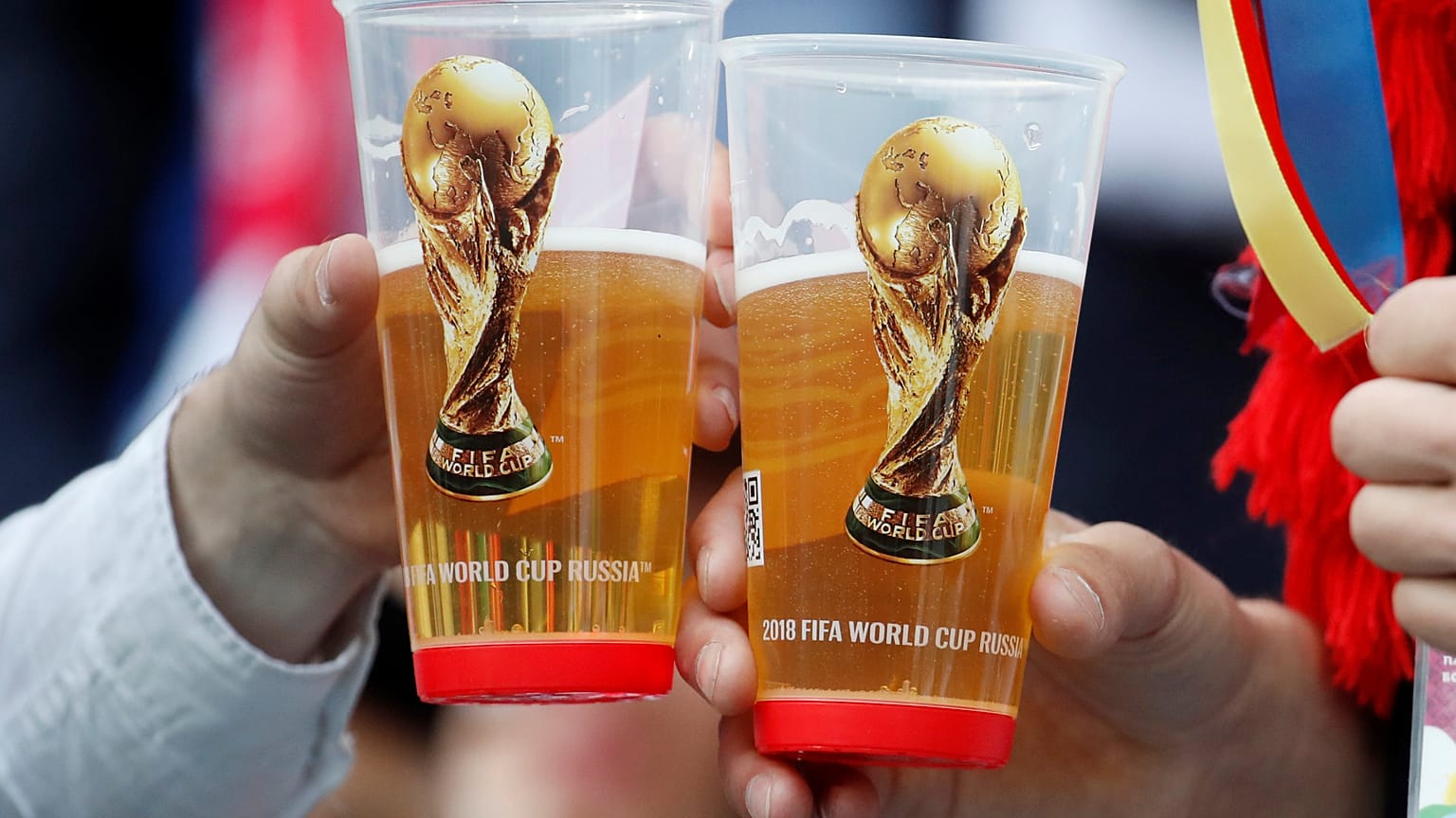 Fußballfans aus aller Welt feiern in Moskau