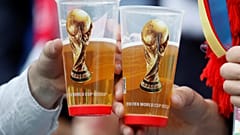 Fußballfans aus aller Welt feiern in Moskau