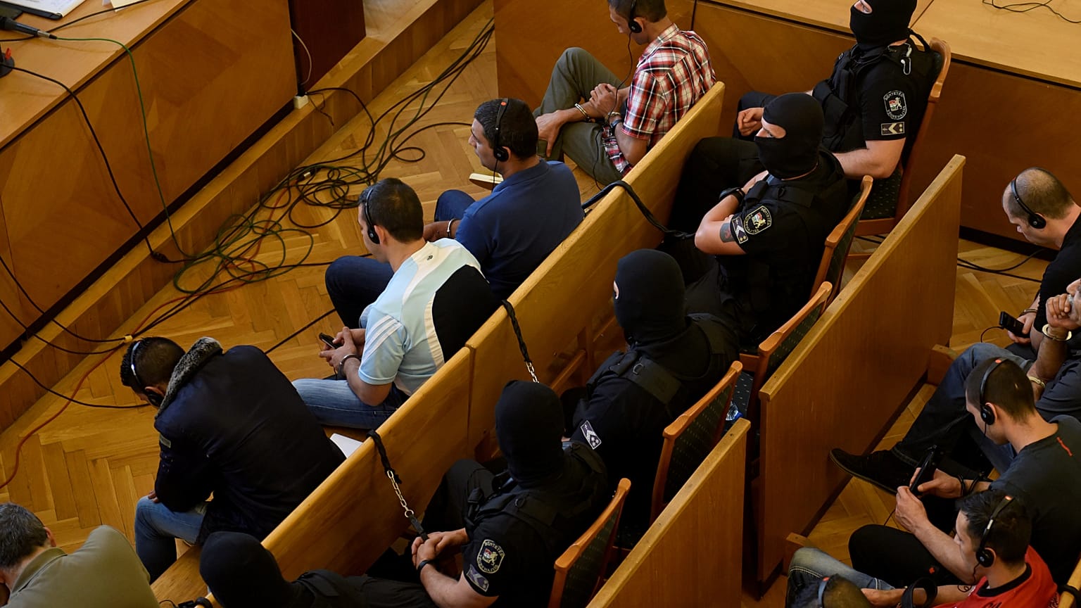Kamyon kasasında boğularak ölen 71 göçmen için ceza yağdı