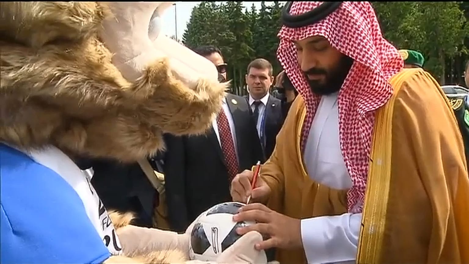 محمد بن سلمان فور وصوله المطار