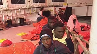 Migrantes enfrentam longa viagem no Aquarius