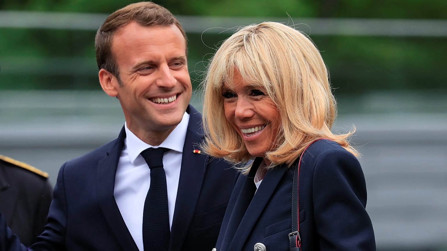 Macron under fire over pricey new dinner plates 