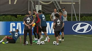 España se enfrenta a Portugal y a los problemas internos