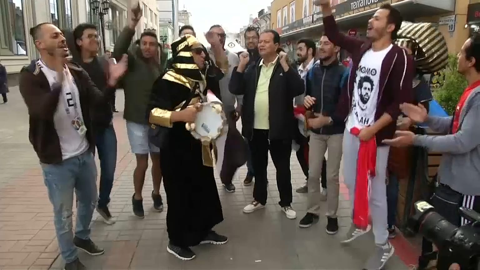 جماهير مصرية في إيكاترينبيرغ تشجع منتخب بلادهم