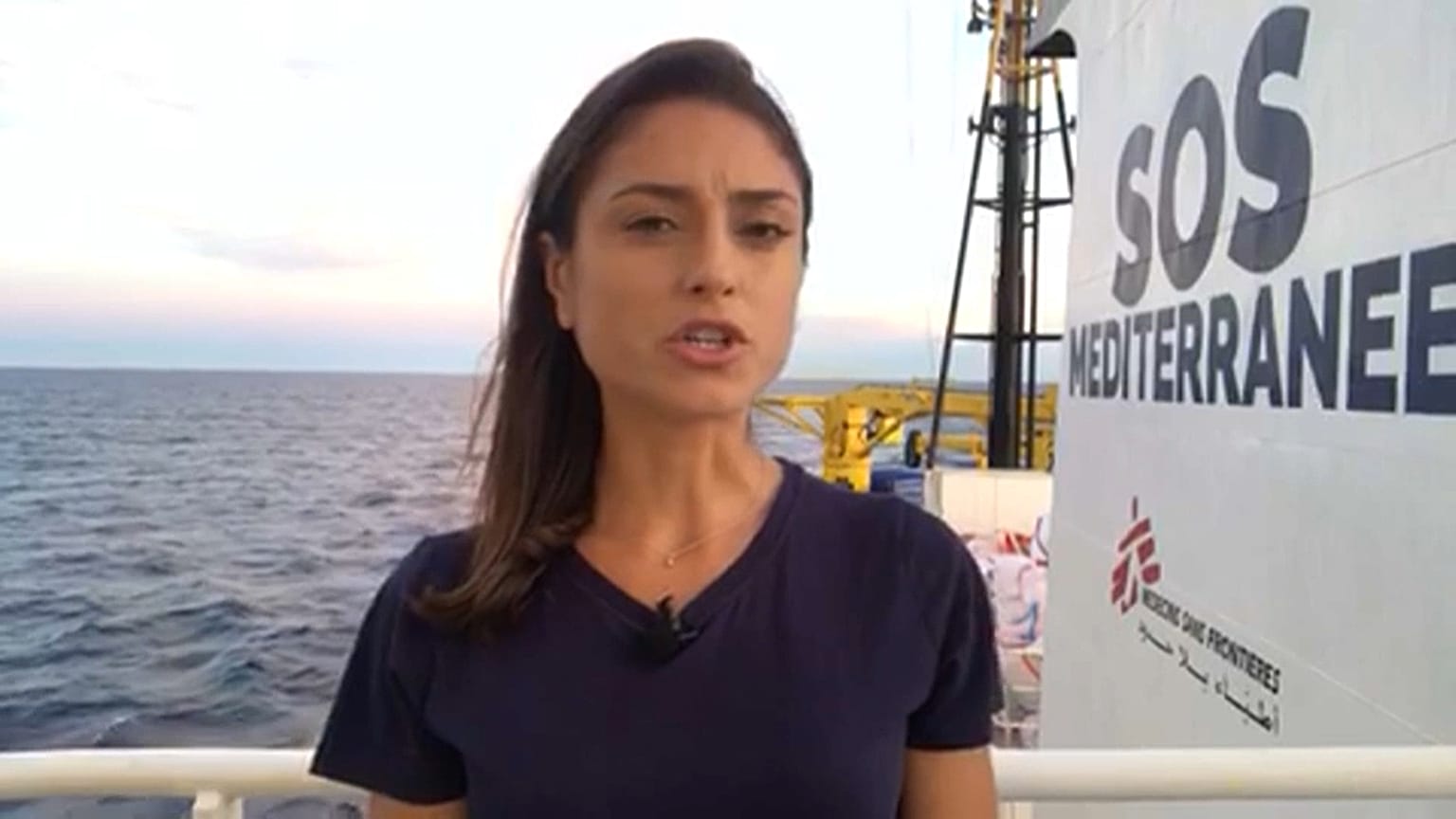 Aquarius изменил курс из-за плохой погоды