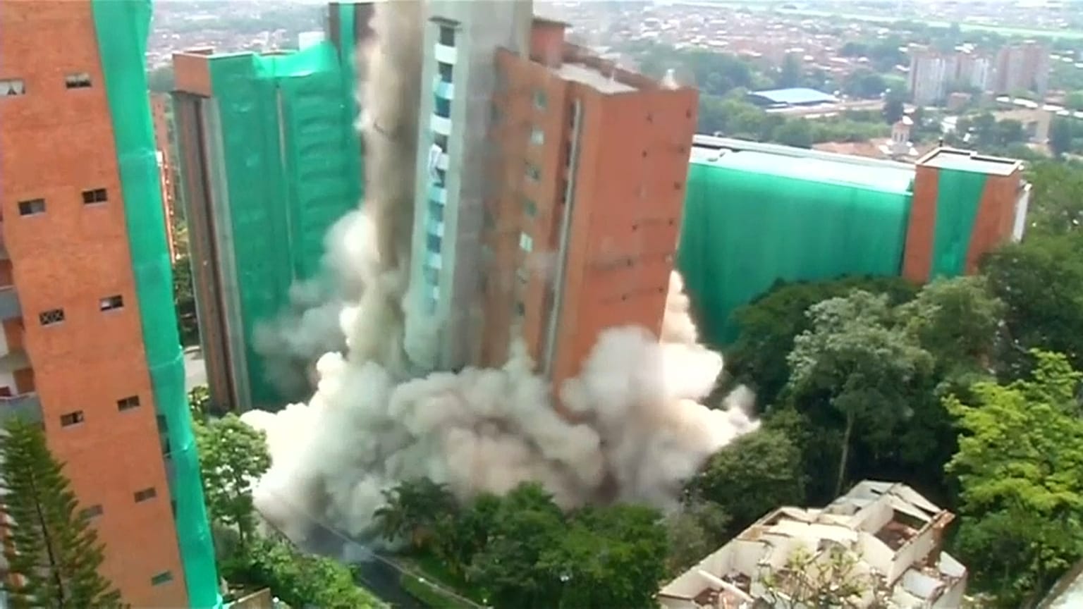 Edifício de 54 metros teve de ser implodido 