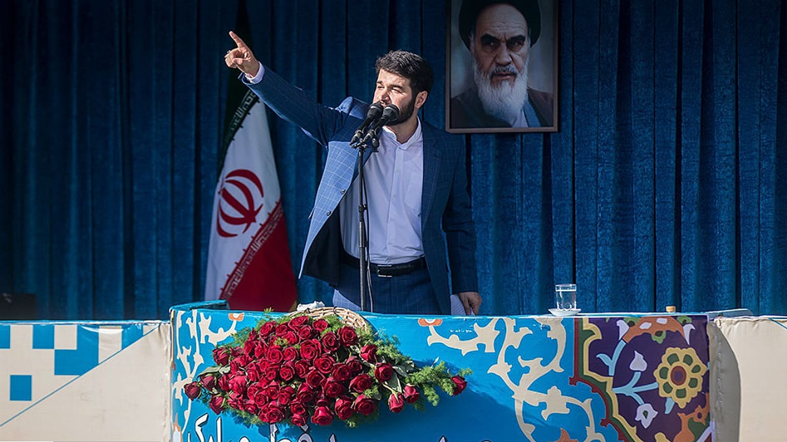 تکرار مداحی حاشیه‌ساز پیش از سخنرانی رهبر ایران در نماز عید فطر