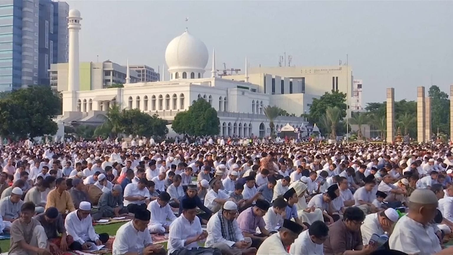 المسلمون يحتفلون بعيد الفطر