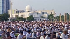 المسلمون يحتفلون بعيد الفطر