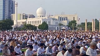 المسلمون يحتفلون بعيد الفطر