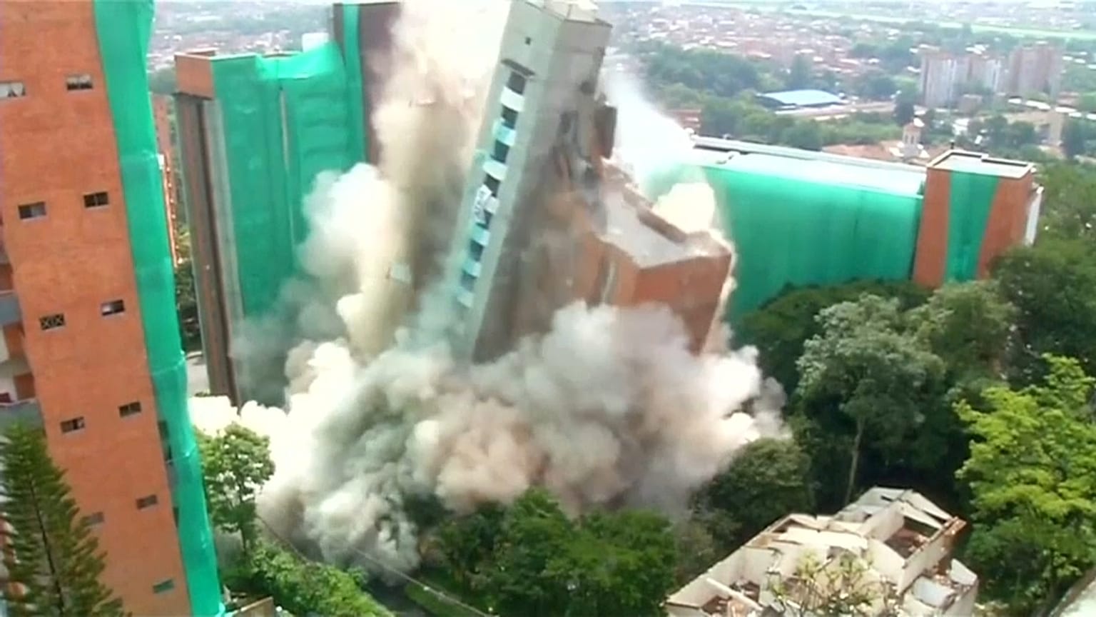 Espectacular explosión controlada para demoler un edificio en Colombia