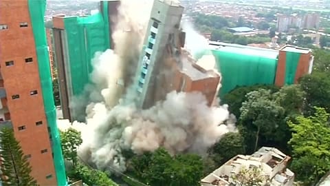 Espectacular explosión controlada para demoler un edificio en Colombia
