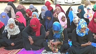 مصليات يستمعن للخطبة