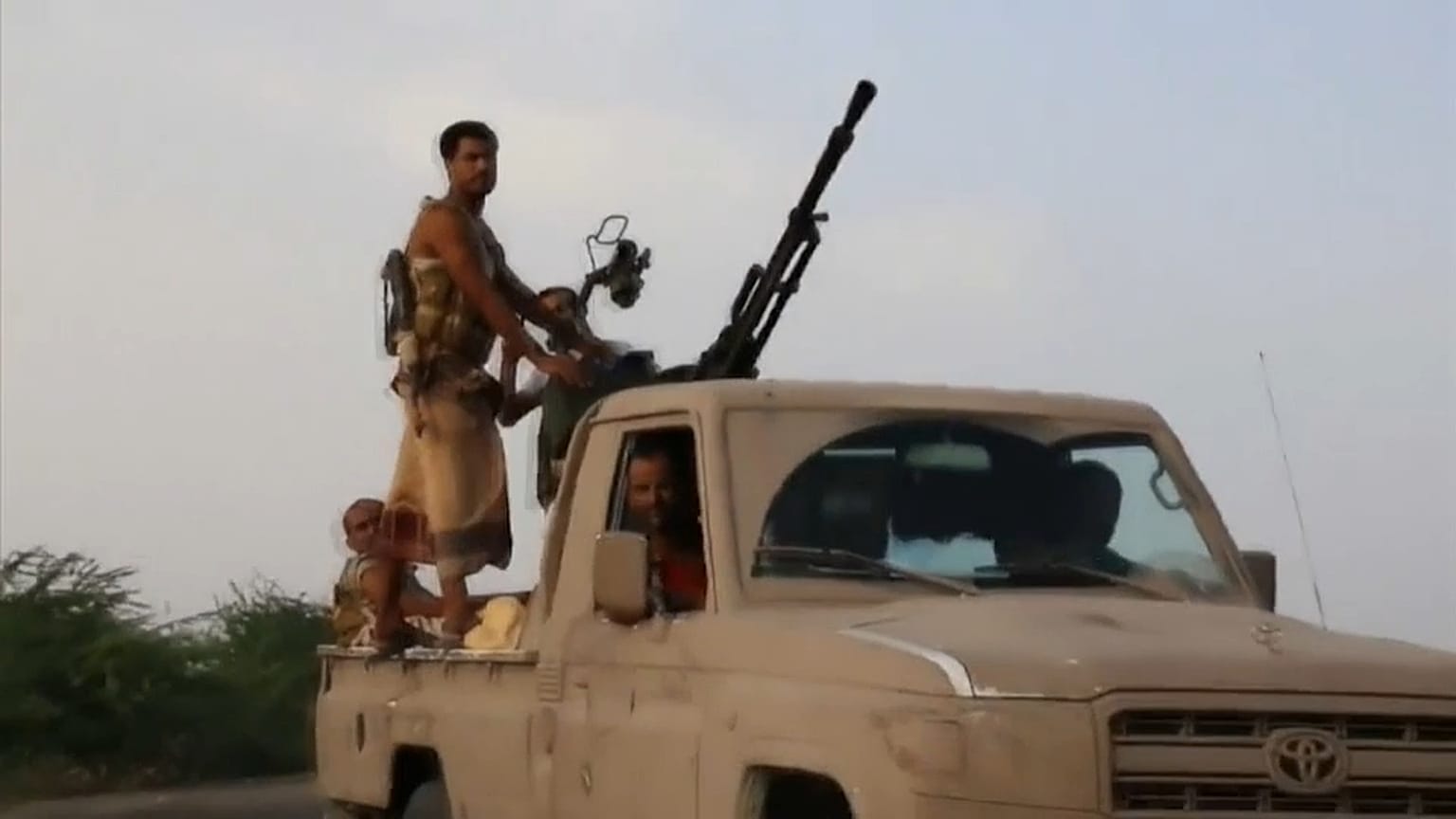 التحالف السعودي يسيطر على مدخل مطار الحديدة باليمن ومعاناة المدنيين تستمر 