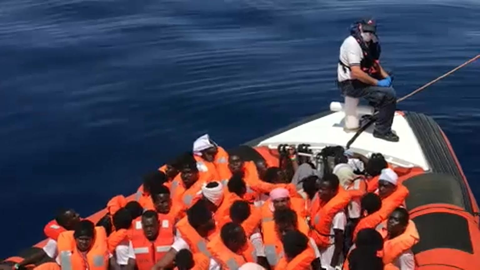 Migranti, braccio di ferro tra Merkel e Seehofer