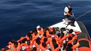 Migranti, braccio di ferro tra Merkel e Seehofer