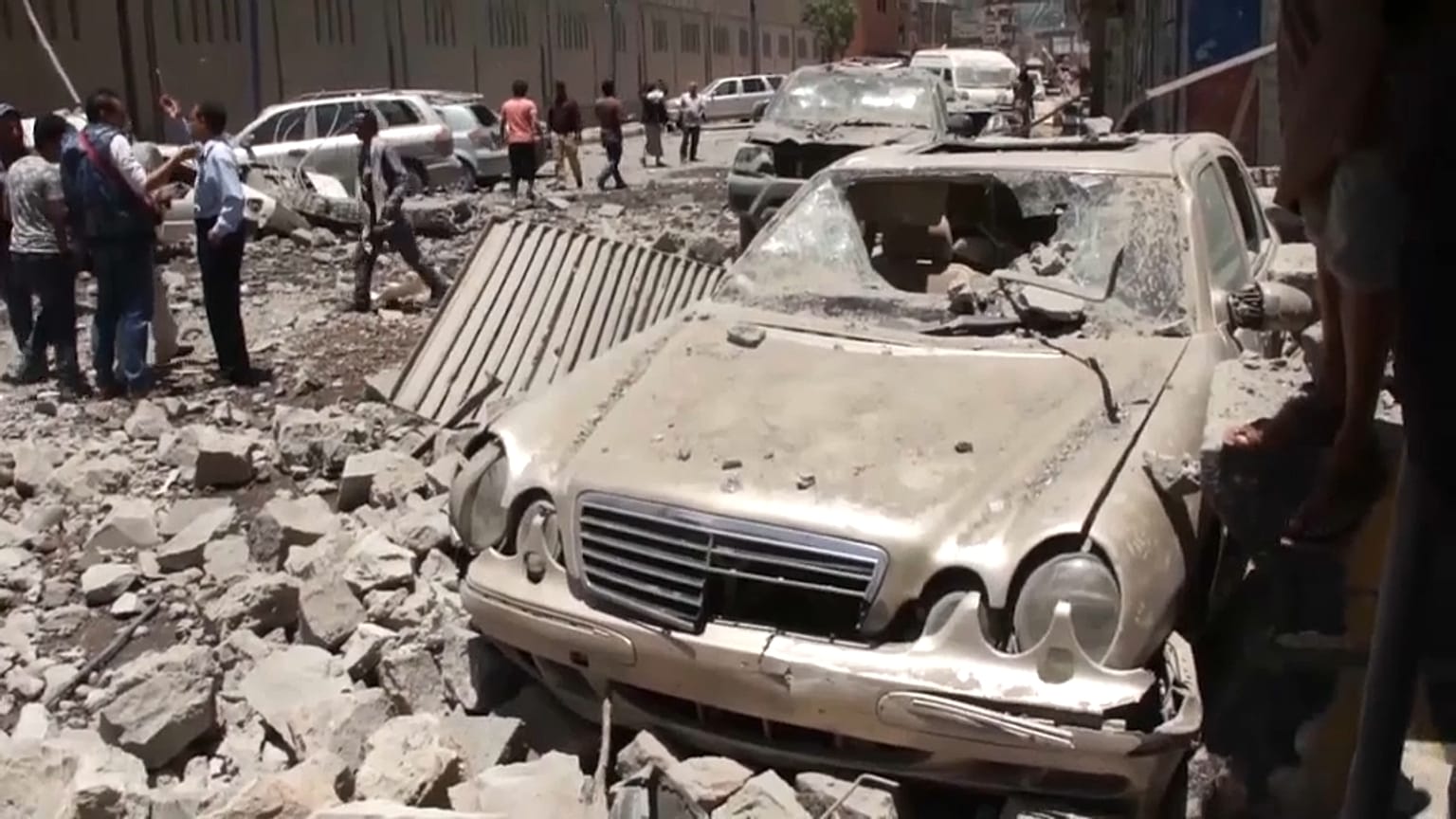Yemen'de koalisyon güçleri: Hudeyde havaalanını ele geçirdik