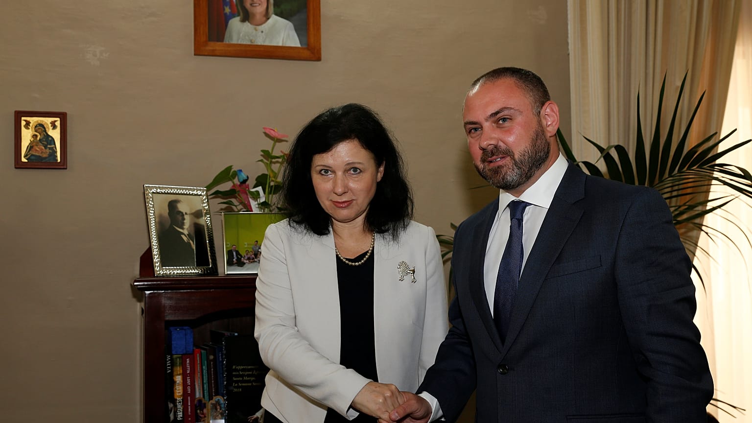 Vĕra Jourová com o ministro da Justiça maltês, Owen Bonnici