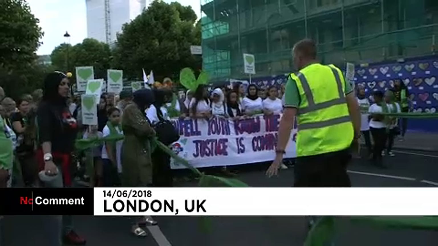 Néma menet emlékezett a Grenfell Tower áldozataira