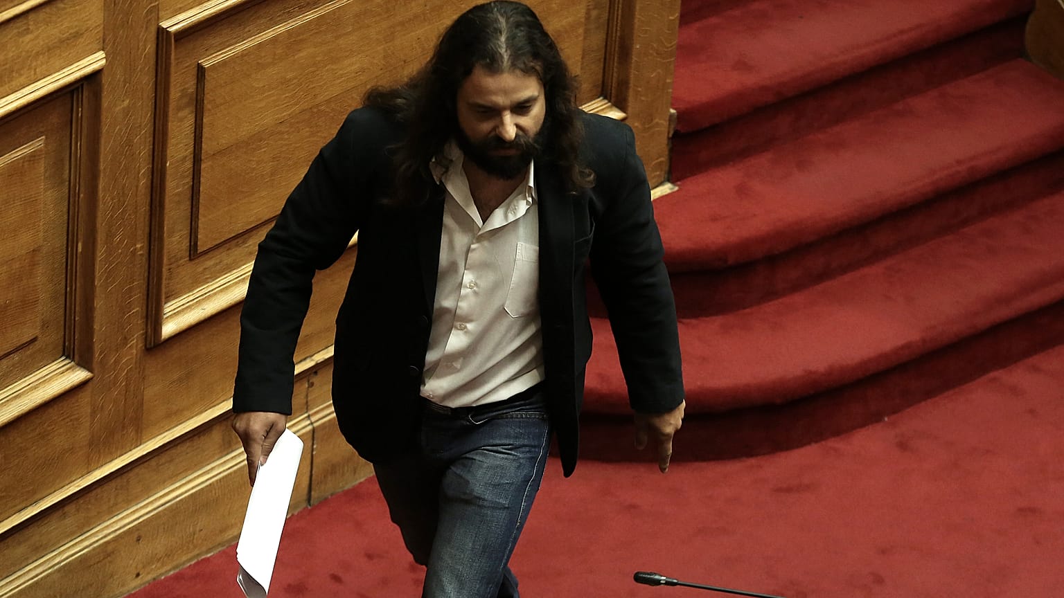 Με το βουλευτικό ΙΧ ξέφυγε ο Μπαρμπαρούσης από τα μπλόκα