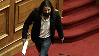 Με το βουλευτικό ΙΧ ξέφυγε ο Μπαρμπαρούσης από τα μπλόκα