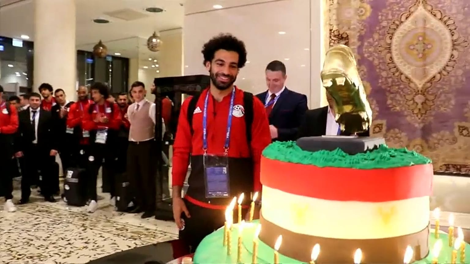  جماهير الشيشان تقدم كعكة ميلاد محمد صلاح فتعيد ابتسامته!