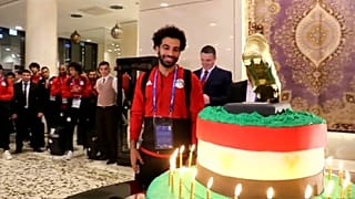  جماهير الشيشان تقدم كعكة ميلاد محمد صلاح فتعيد ابتسامته!