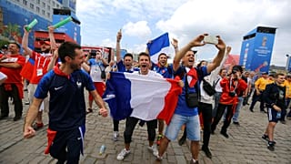 Les supporters des Bleus et des Socceroos ensemble