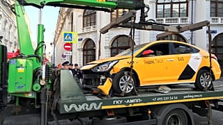 В Москве водитель такси сбил мексиканских болельщиков