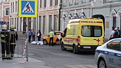 Ein Taxi in Moskauer hat Passanten auf einem Gehweg angefahren.