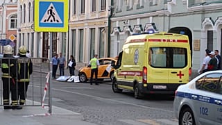 Ein Taxi in Moskauer hat Passanten auf einem Gehweg angefahren.
