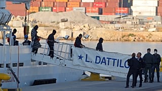 İtalya'nın kabul etmediği göçmenler günler sonra İspanya'ya ulaştı