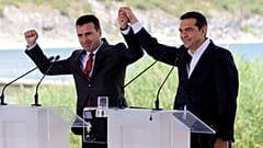 Υπεγράφη η ιστορική συμφωνία Αθήνας- Σκοπίων