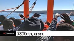 Explosión de alegría en el Aquarius al llegar a Valencia