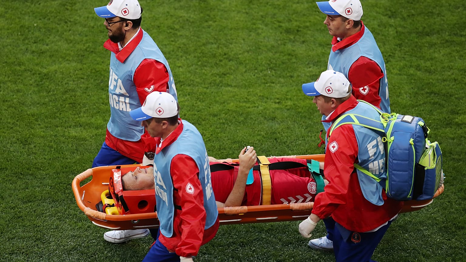 أول إصابة خطيرة في المونديال تغيب لاعب وسط الدنمارك وليام كفيست