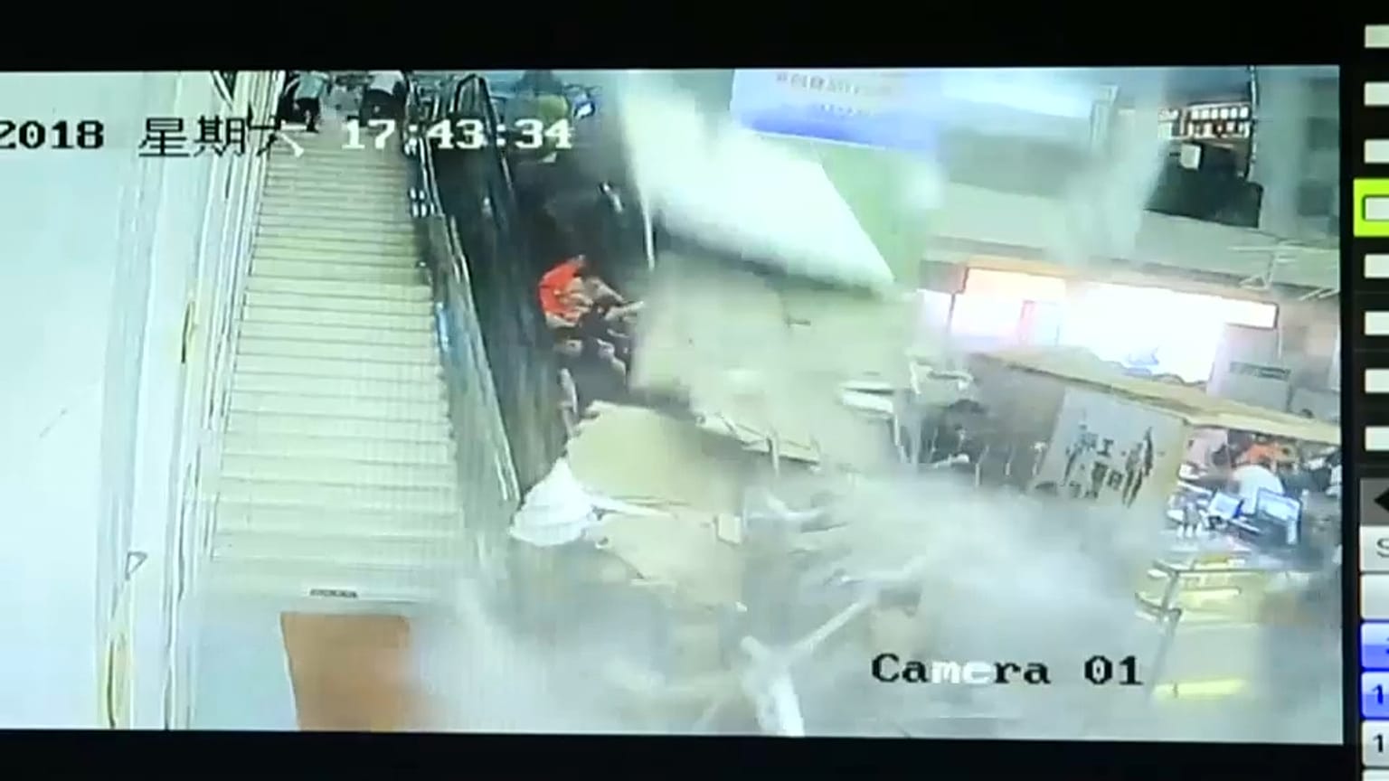 Colapsa el techo de un centro turístico chino