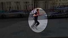 شاهد لحظة هروب سائق سيارة الأجرة الذي دهس مارة بموسكو