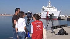 Eine Helferin in Valencia im Gespräch mit Journalisten.