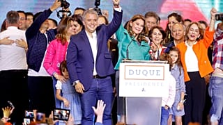 Νίκη του δεξιού Ντούκε στην Κολομβία - Τριγμοί στη συμφωνία με FARC