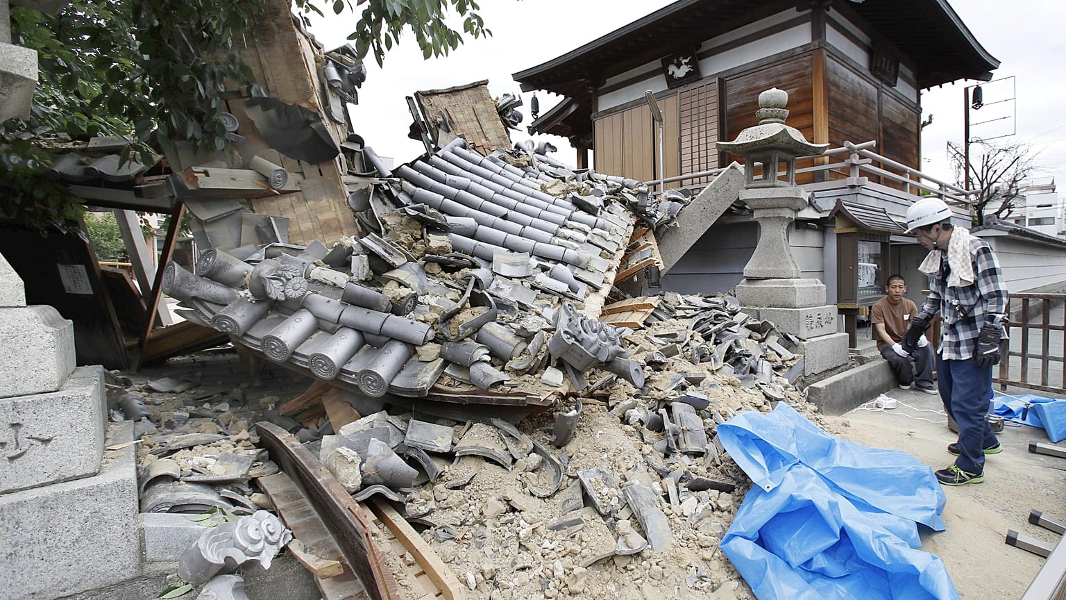 Três mortos e 200 feridos em sismo em Osaca
