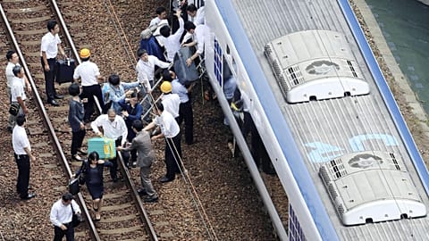 Sismo abala Osaka e faz pelo menos três mortos