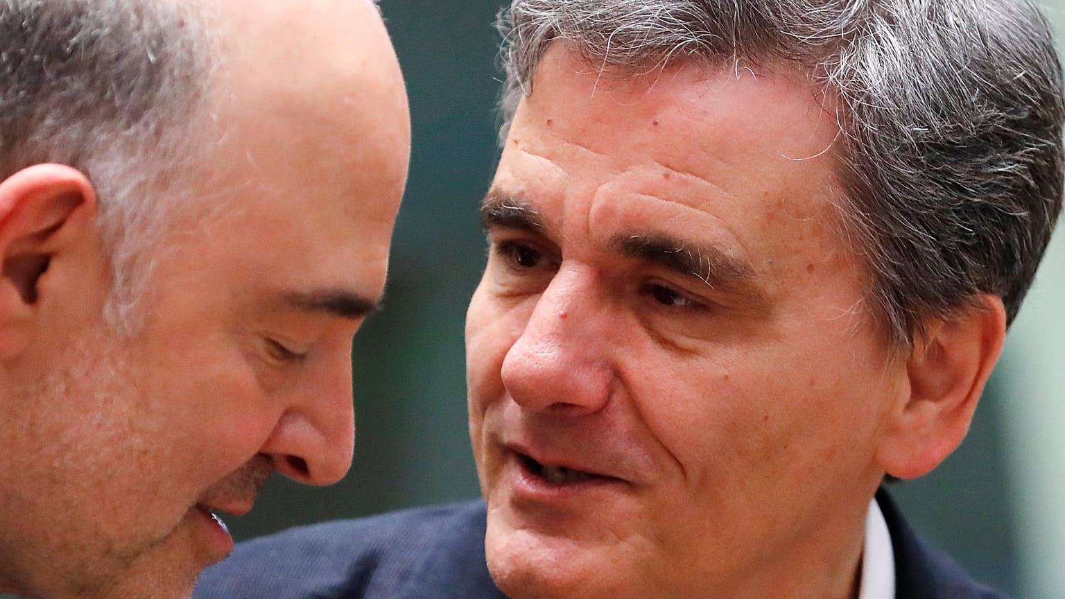 Μοσκοβισί: «To Eurogroup πρέπει να ελαφρύνει το ελληνικό χρέος»