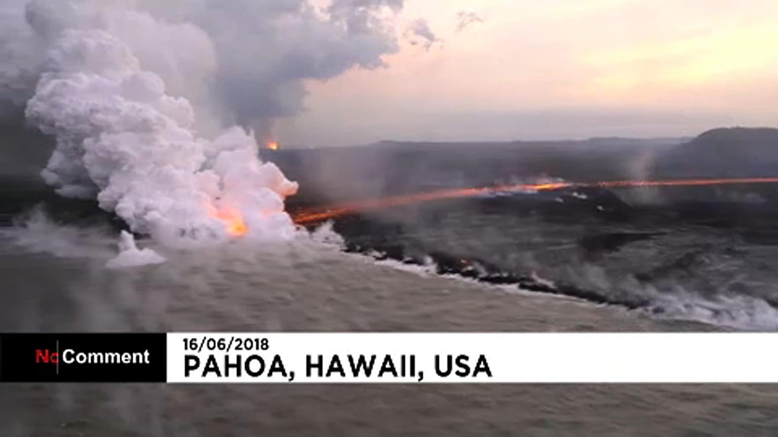 Egy lávafolyó a tengerbe fut Hawaii szigetén