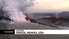 Egy lávafolyó a tengerbe fut Hawaii szigetén