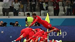 احتفال لاعبي إنجلترا بتسجيل الهدف الثاني