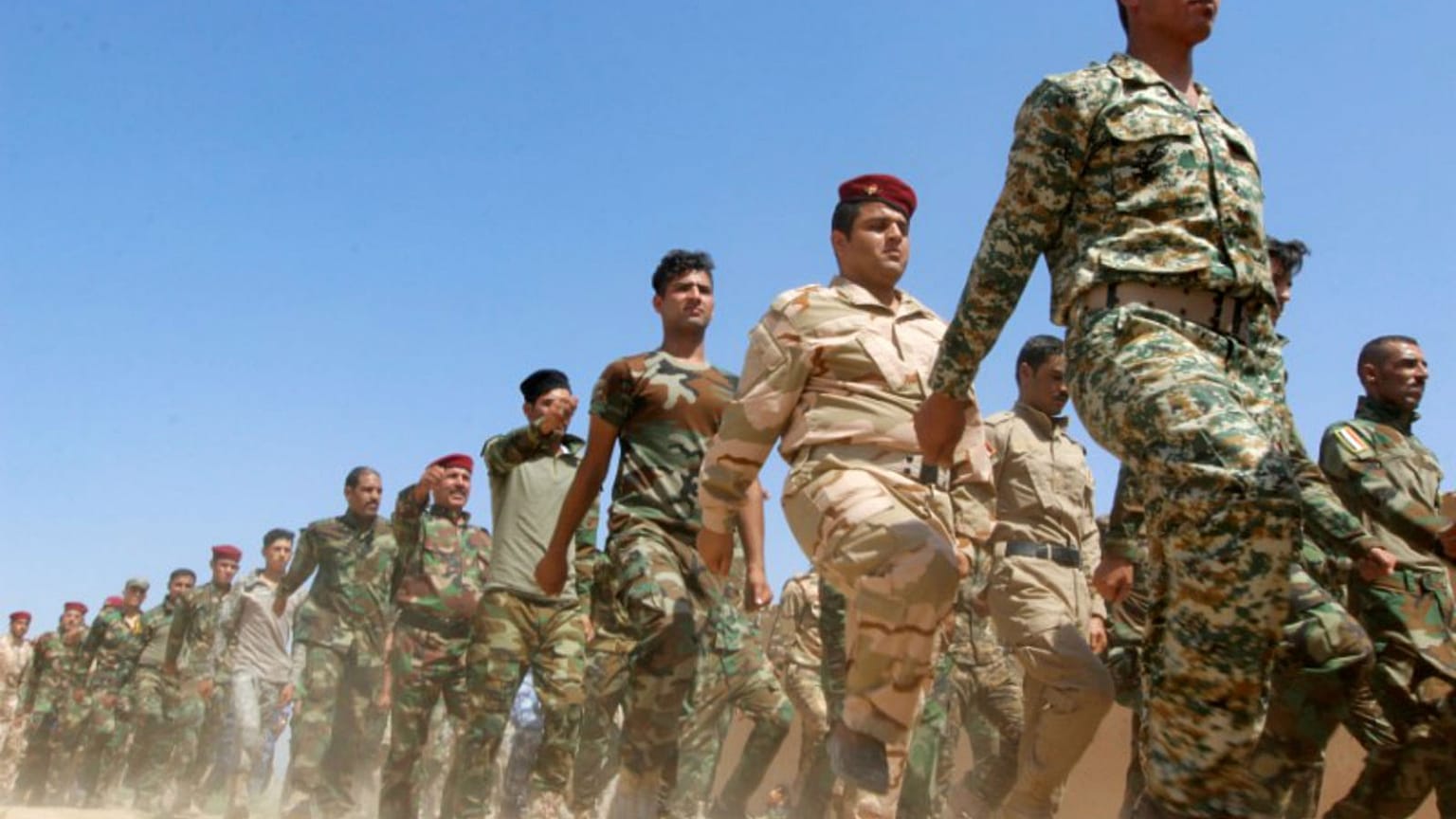 قوات الحشد الشعبي خلال استعراض عسكري بالقرب من كركوك بالعراق